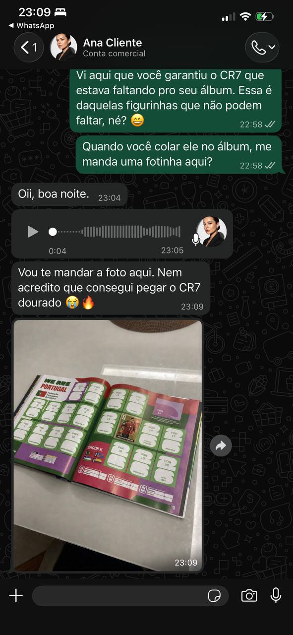 Print de WhatsApp da Ana mostrando o álbum aberto na página de Portugal com a figurinha do Cristiano Ronaldo dourado